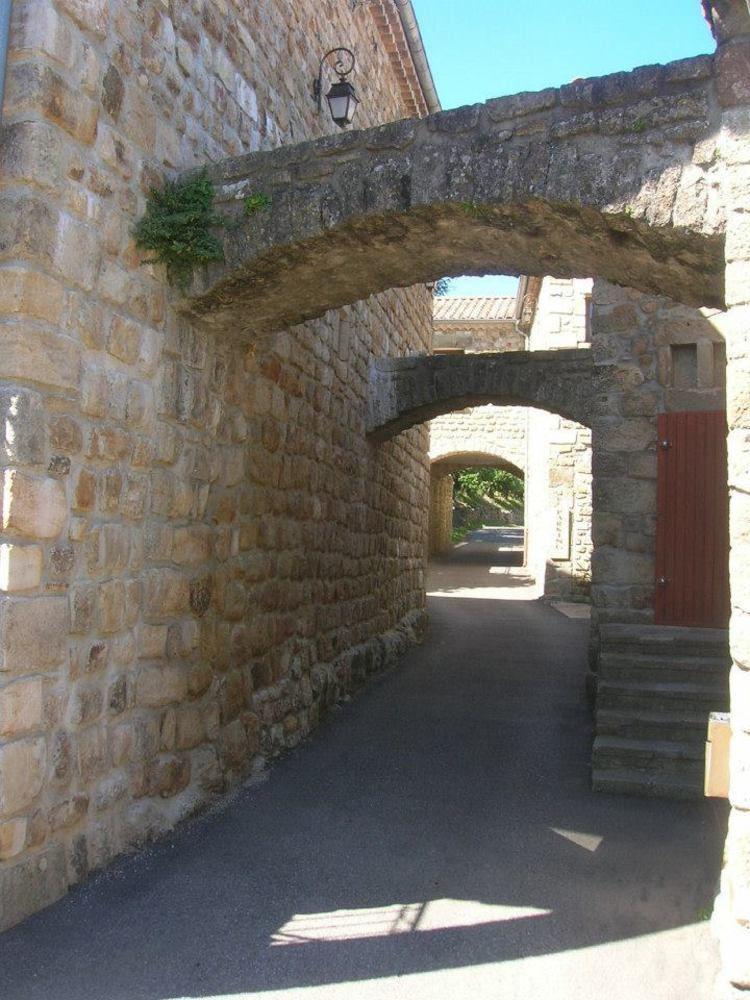 Aux Vieux Arceaux Hotel Mercuer Exterior photo