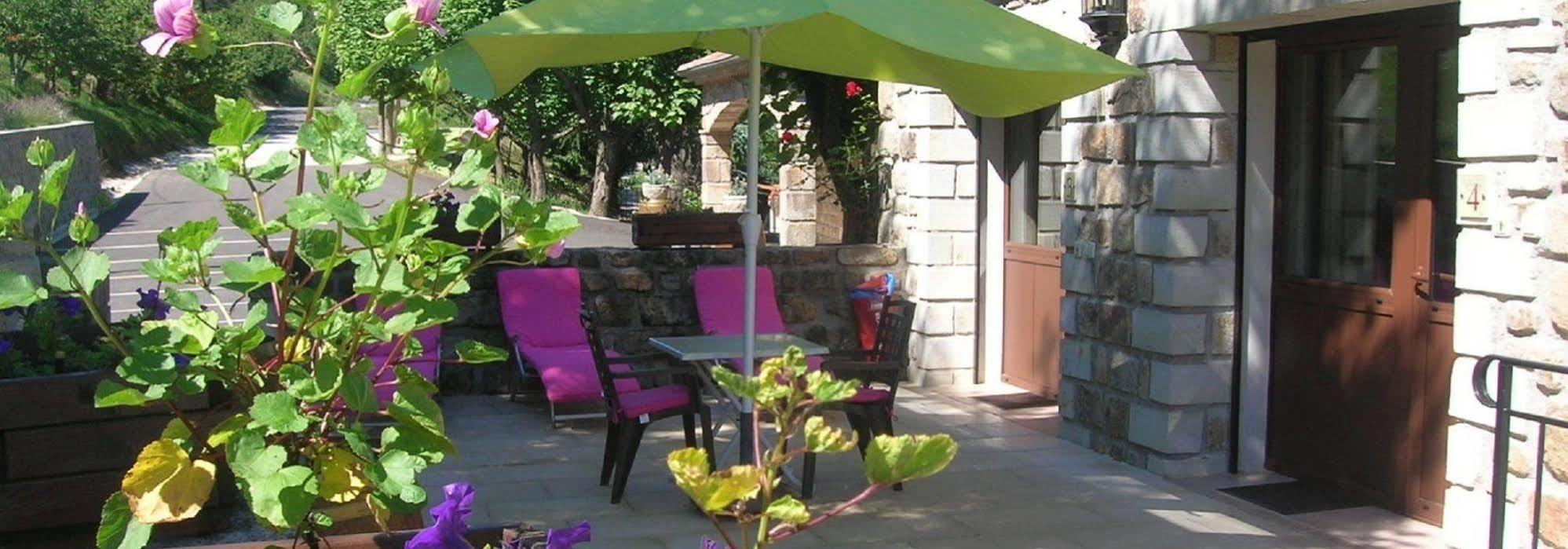 Aux Vieux Arceaux Hotel Mercuer Exterior photo