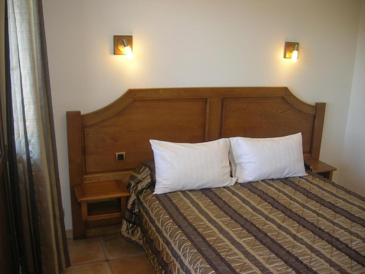 Aux Vieux Arceaux Hotel Mercuer Room photo